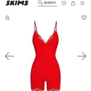 SKIMS FITS EVERYBODY LACE TRIANGLE ONESIE | CAYENNE